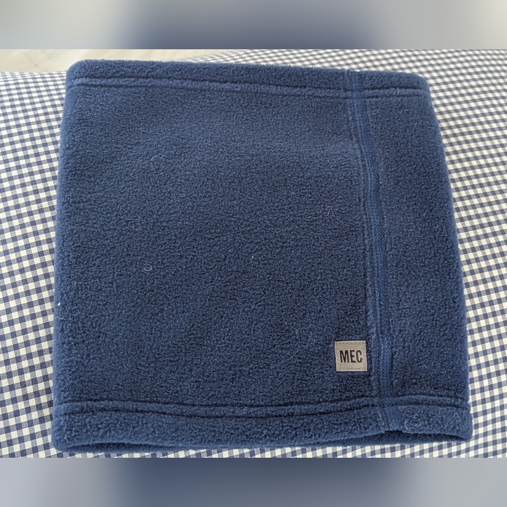 Mec neck warmer navy blue.
